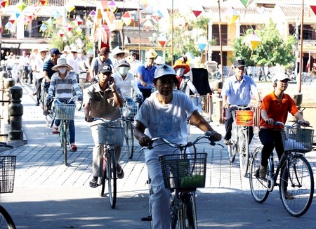 Người[-]dân[-]cùng[-]nhau[-]đi[-]xe[-]đạp[-]và[-]xích[-]lô[-]để[-]hưởng[-]ứng[-]“Ngày[-]không[-]khói[-]xe”